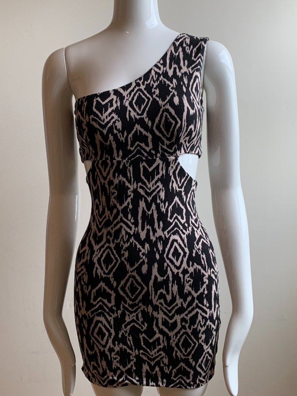 Donna Mizani Rare One Shoulder Cut Out Stretchy Geometric printed short dress